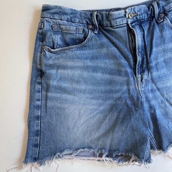 Good American Blue Jean Shorts 90s Icon Bermuda Jorts Size 14/32 - Picture 3 of 8